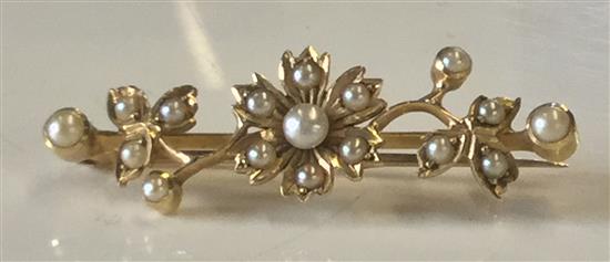 Victorian 15ct gold flowerhead and ivy leaf brooch, set split pearls